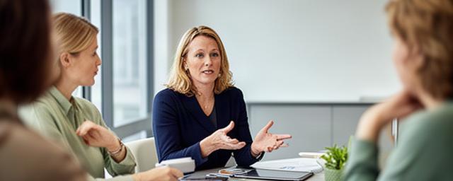 Annouk Goltstein bespreekt ESG-criteria tijdens een teamoverleg
