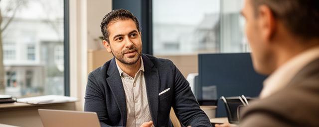 Klivan Payandeh tijdens een analysegesprek aan een bureau in Gorinchem